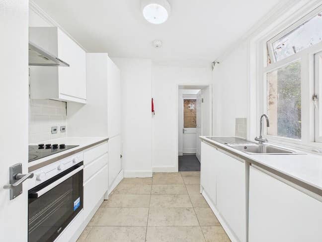 Prime Location BN1 Rooms Near Hospitals & Beach Main Photo