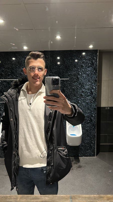 Professional Male seeks a single or double room Main Photo