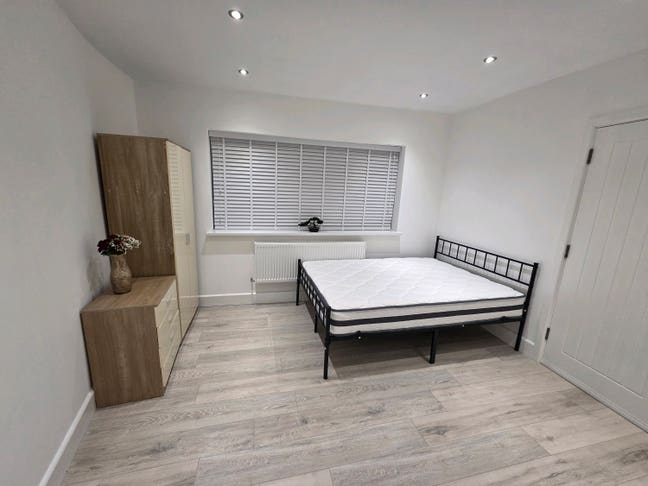 Self Contained En-suites near station Main Photo