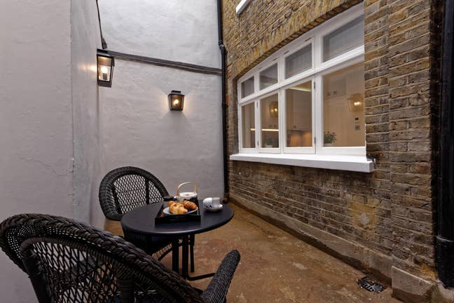 Bills Included, Private Patio, Cctv☎️ Main Photo