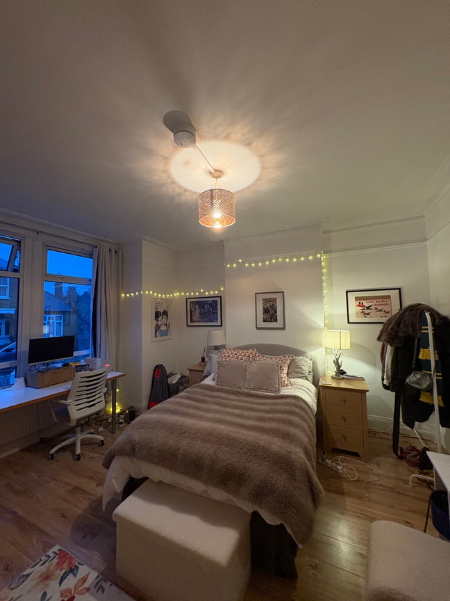 Double room in sociable young professional house Main Photo