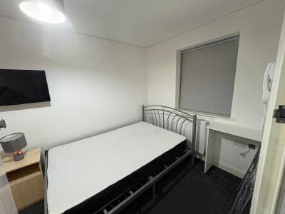 Ensuite Studio-Style Room Main Photo