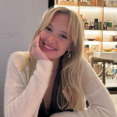 Professional woman looking for a room (w/ dog) Main Photo