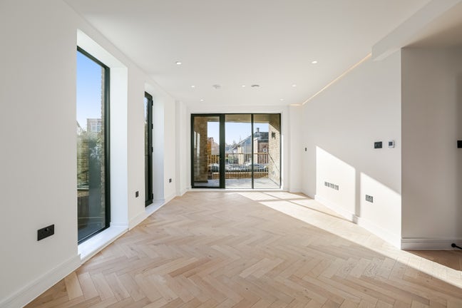 🔥 Modern 2-Bed, 2-Bath Flat with Balconies & Lift Main Photo