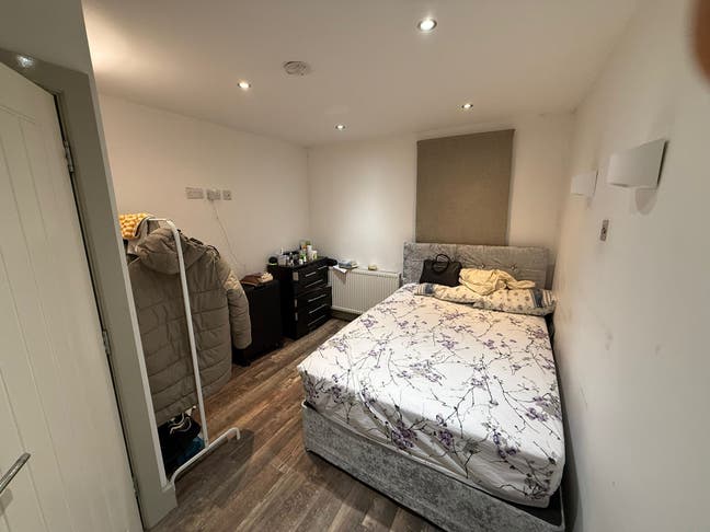 Well furnished modern room. Perfect location Main Photo