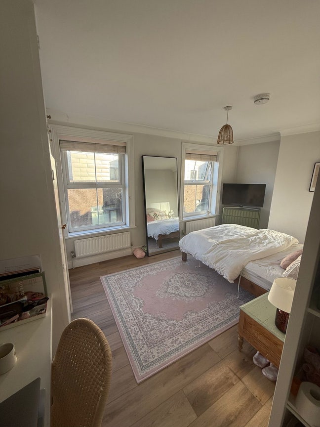 Huge central room near Borough Market 🩷 Main Photo