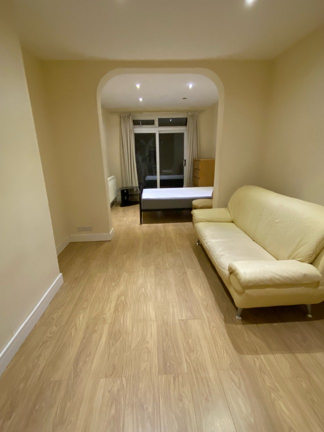 A large double room with it's own living room Main Photo