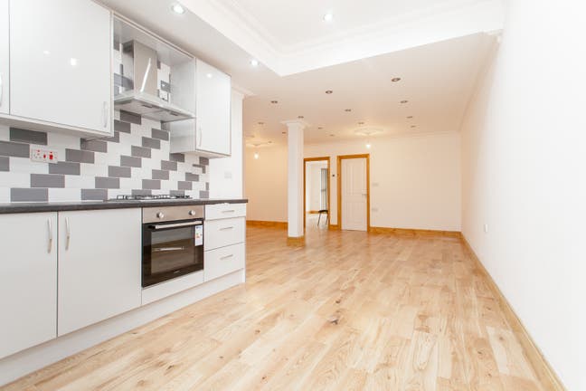 Amazing 3 double bedroom flat with garden in N16 Main Photo