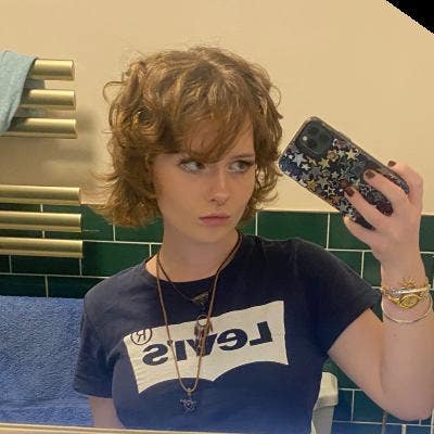 Hey I’m a 20 year old female for flat share... Main Photo