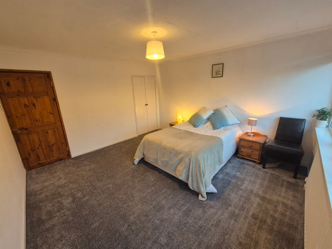 Two Rooms Available in Well Maintained Woking Home Main Photo