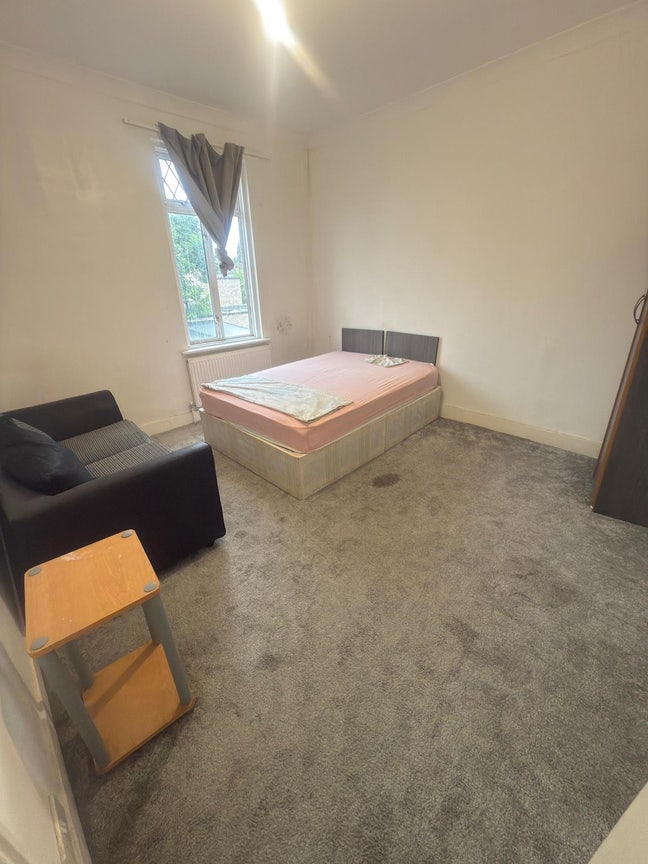 Big Master Double Room for Rent in IG1 2EH £750 Main Photo