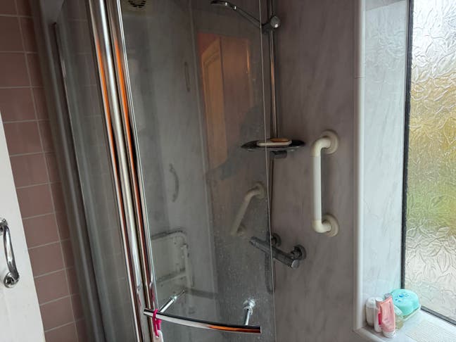 Nice house minutes from Hounslow East Main Photo