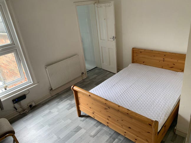 Double En-Suite Room (1 Person) 2 Mins to College Main Photo