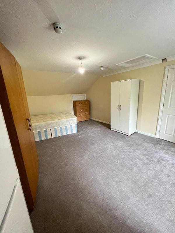 Bed available in a big room with another person Main Photo