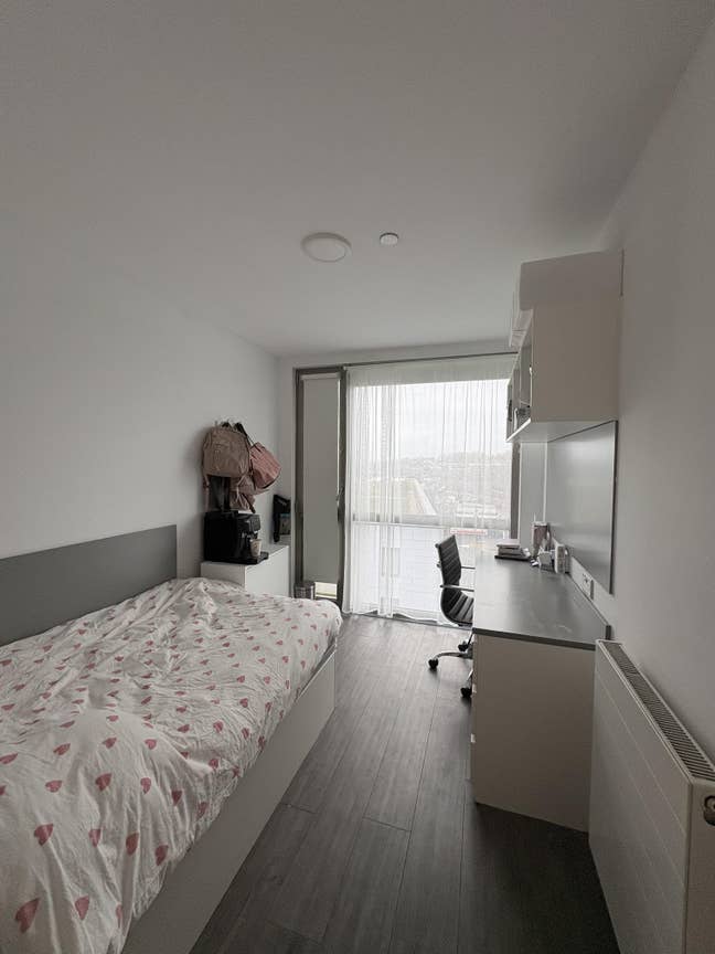 Stylish Penthouse Ensuite in Chapter Lewisham Main Photo