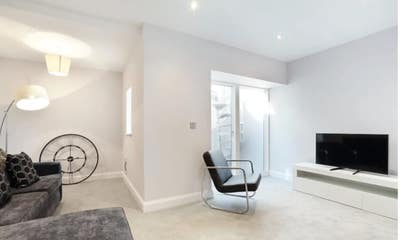  Spacious  and  Cozy  Room  for  Rent - Ladies preferred Main Photo