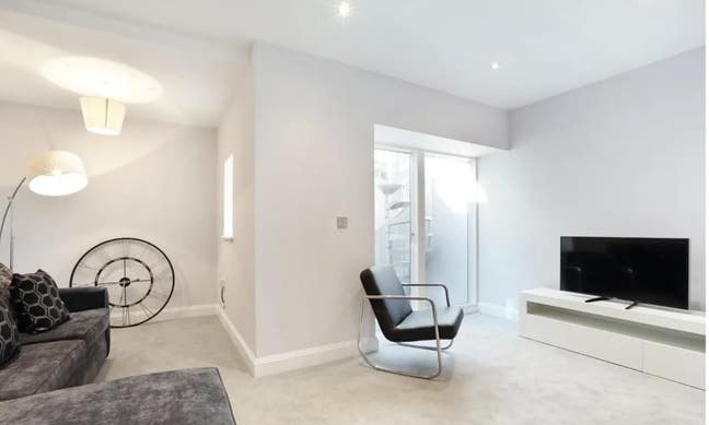 Spacious and Cozy Room for Rent Main Photo