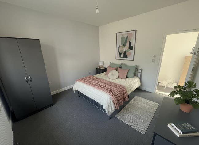 Modern Double Rooms w/ En-Suites by Train Station Main Photo