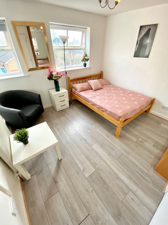 Spacious room in Westferry Main Photo