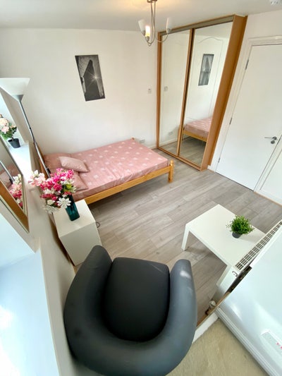 Spacious room in Westferry Main Photo