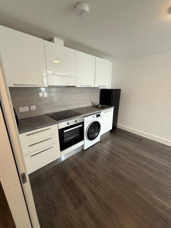 2 Bed Flat only £795pm! December Special Only Main Photo