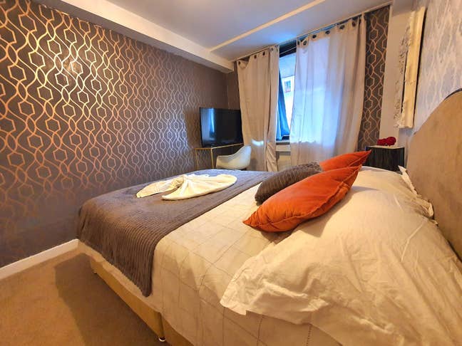 Double Bedroom in A Split Level house in Pimlico Main Photo