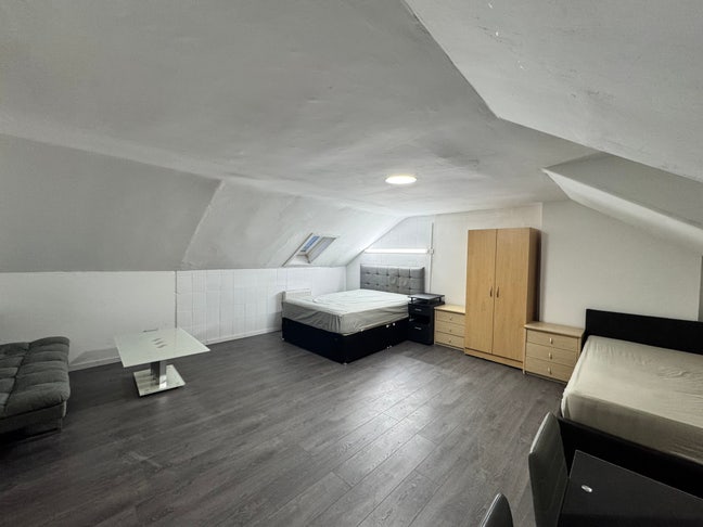 Sharing Attic with Kitchen for 2 ppl -Inc Bills Main Photo