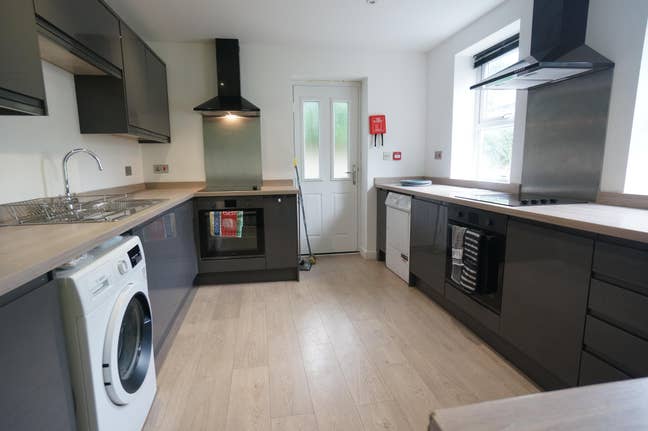 5 Hollyhead Road Main Photo