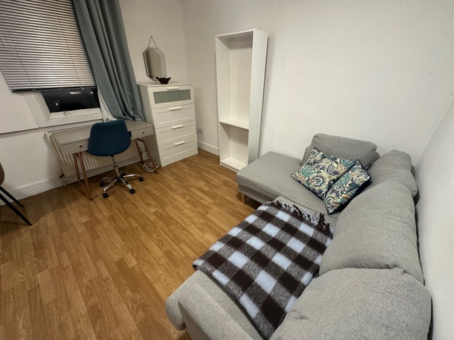Modern 1-Bedroom Flat Opposite Hammersmith Station Main Photo