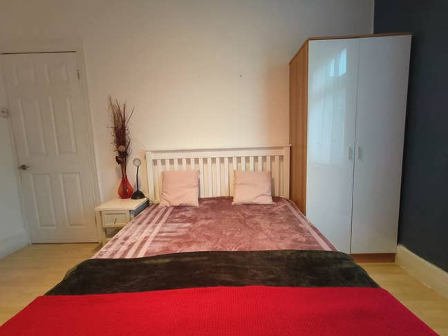 Double bedroom available  Main Photo