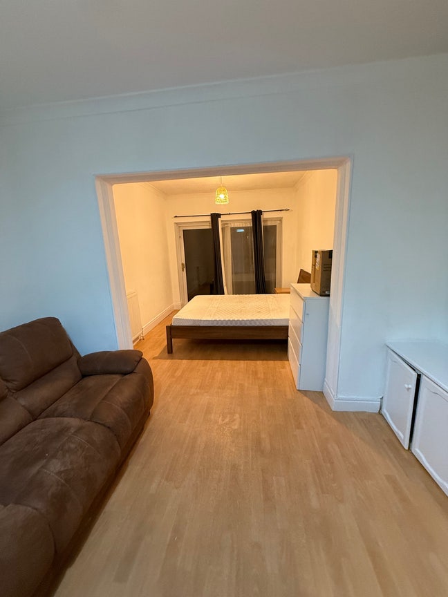 Large double and single room to rent in Northolt  Main Photo