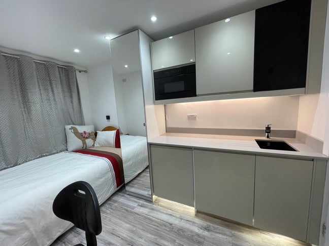 Luxe En-suite double room - Walk to two Stations  Main Photo