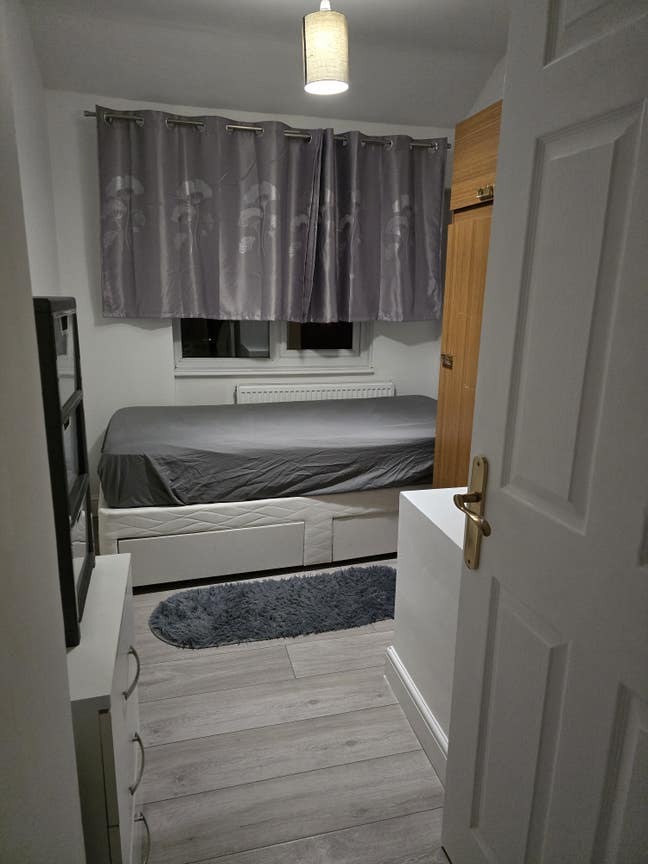 Box room prefer Female  Main Photo