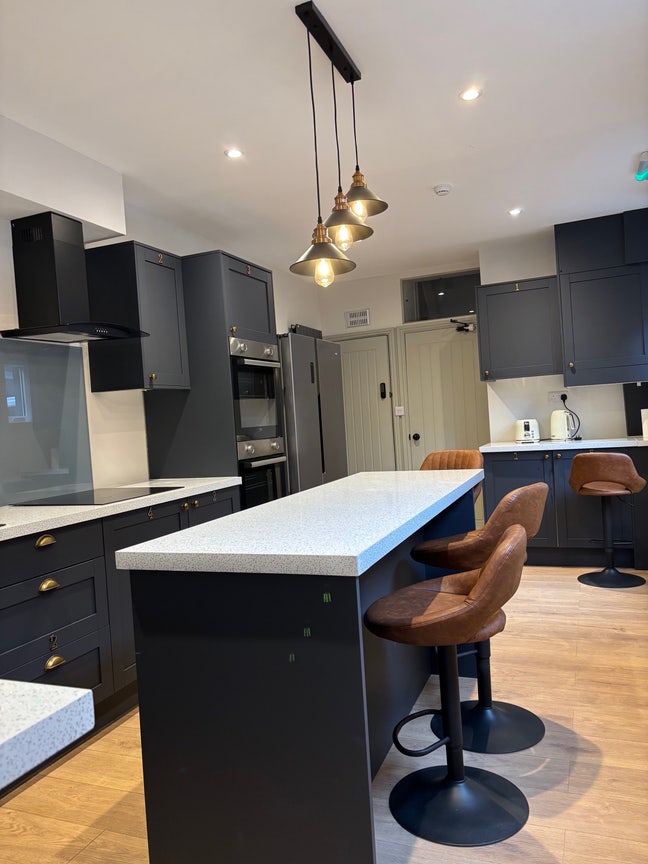 Gorgeous  en-suite room available NOW Main Photo