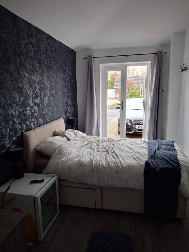 Private furnished en suite room to let Main Photo