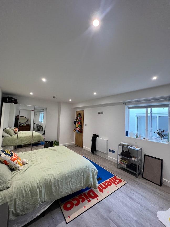 1 large room on Holloway Road with patio Main Photo