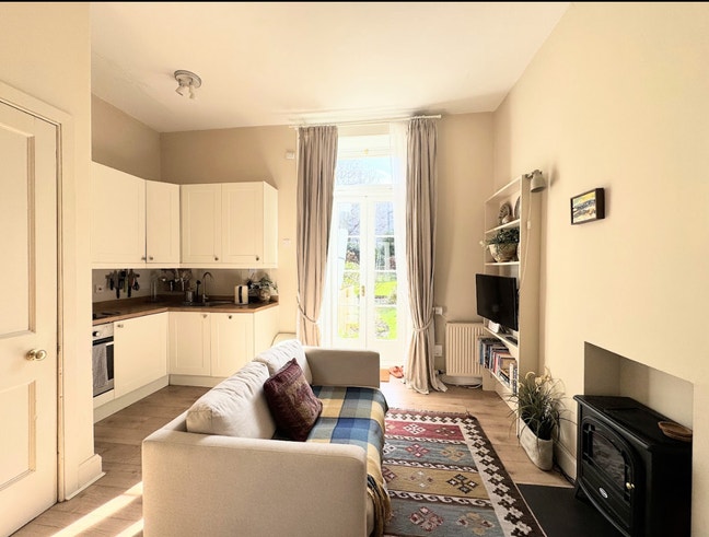 Central 1 Bed Canalside Flat for 3 Months Main Photo