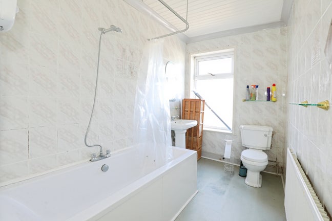 Room Availiable in 2 Bed House Main Photo