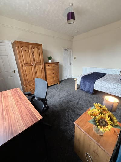 ***Lovely Room in Goldenhill. ** Main Photo