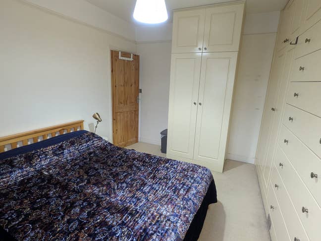 Bright double spare room in a 3 bed house Main Photo