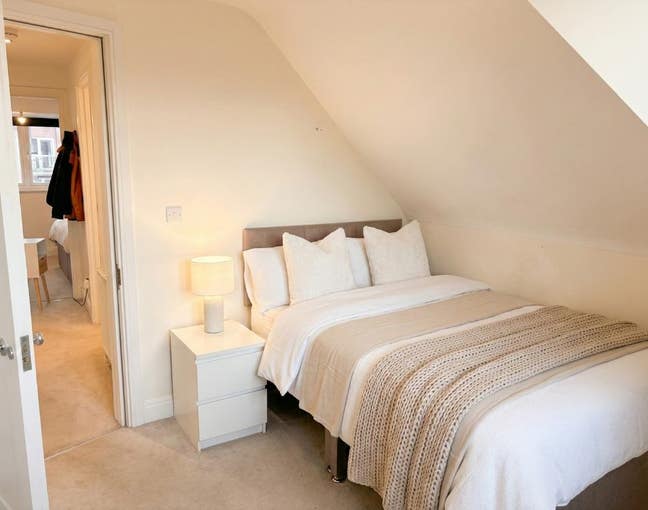 Good Sized Furnished Room in Wimbledon! Main Photo