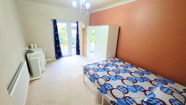 Double room - 2min Walk from Newbury Park Station Main Photo