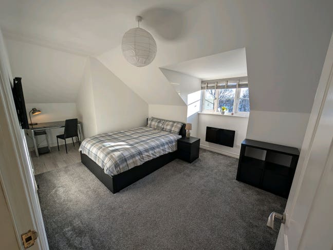 Large Double Room at train station -ALL bills inc. Main Photo