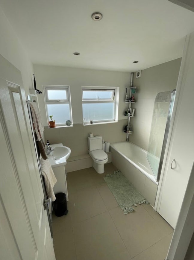 Double room in a homely house share Main Photo