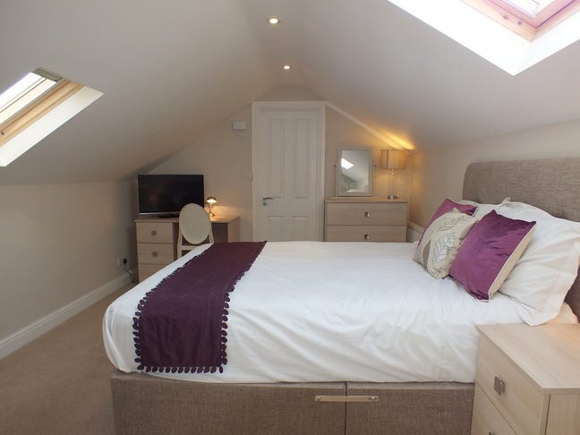 A Spacious Double Ensuite Room Available  Main Photo