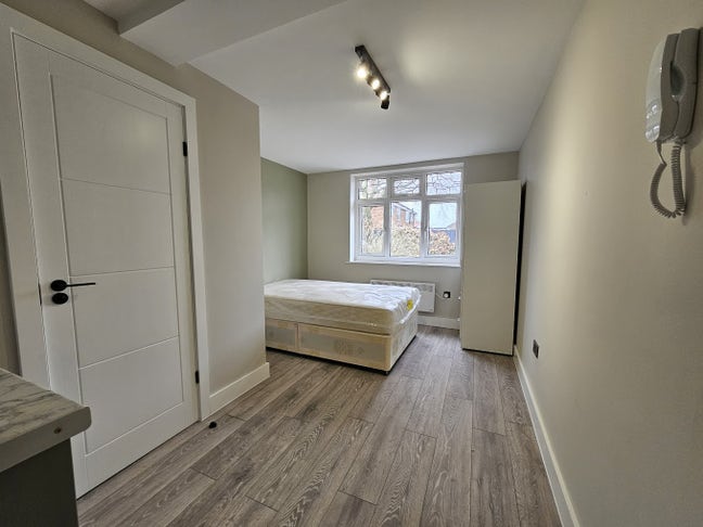 DSS - Studio Flat Available in Feltham Ashford Spe Main Photo