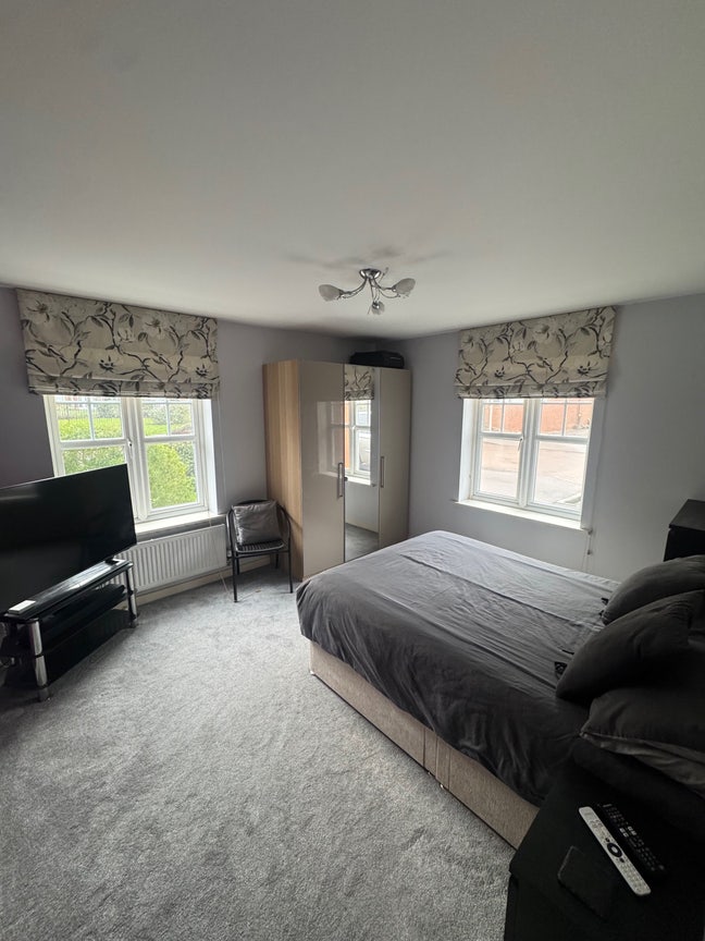2 Bed Flat with Shared Entrance + All Bills Main Photo