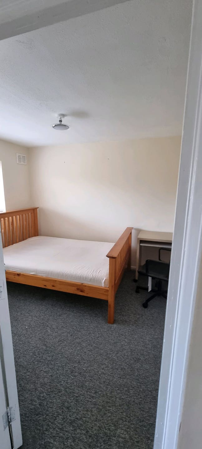 2 rooms availble very close to all amenities  Main Photo