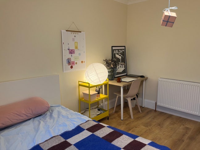 Bright furnished double room in friendly house  Main Photo