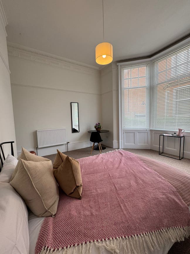 Beautifully refurbished house-share quiet location Main Photo